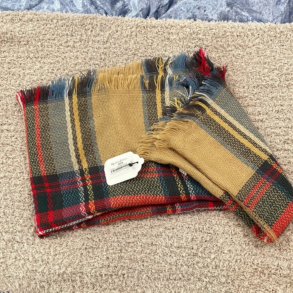🩷NWT plaid infinity scarf 💯 acrylic